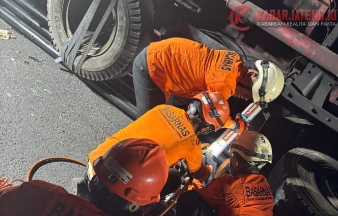 
					Tim SAR Lakukan Evakuasi Pengendara Motor yang Tewas Tertimpa Muatan Truk di Jalur Arteri Tanjung Mas Semarang