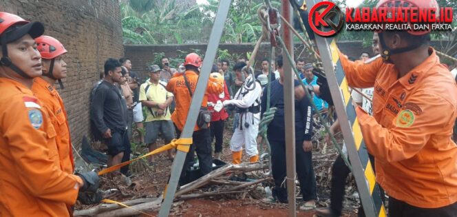 
					Tim SAR Lakukan Evakuasi Jenazah Sudadi yang Ditemukan Tewas di Sumur Sedalam 25 Meter