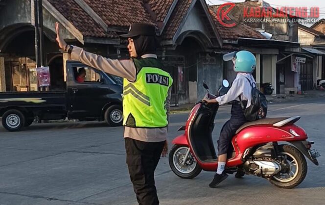 
					Polwan Polres Jepara Tertibkan Lalu Lintas Secara Humanis dalam Operasi Patuh Candi 2025