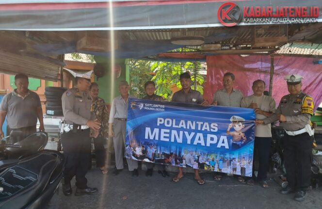 
					Satlantas Polres Demak Ajak Tertib Lalu Lintas Lewat Program “Polantas Menyapa” dan Pembagian Nasi Kotak