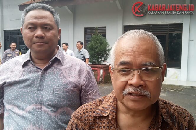 
					Ketua Dewan Pendidikan Kabupaten Semarang, Joko Sriyono didampingi Plt Kepala Disdikbudpora, M Taufiqur Rahman saat memberikan keterangan kepada wartawan usai acara sosialisasi 