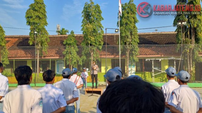 
					Kapolres Semarang Berikan Motivasi dan Arahan Saat Pimpin Upacara di SMK Islam Sudirman Ungaran