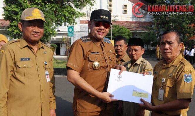 
					Wali Kota Tegal Serahkan SK Purna Tugas kepada 16 ASN