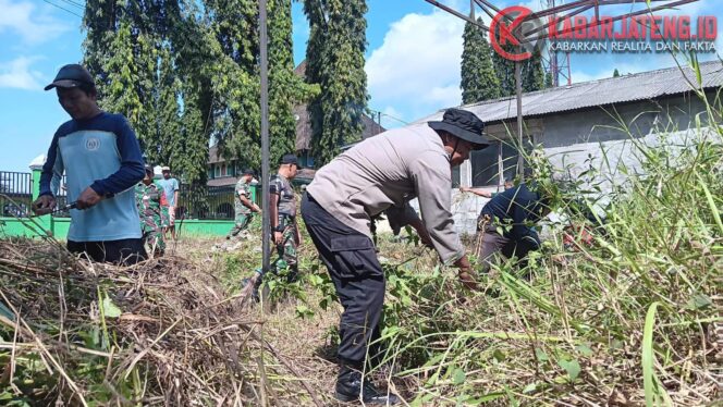 
					Peduli Lingkungan, Bhabinkamtibmas Desa Dukuhsalam Turun Tangan Bersama Warga