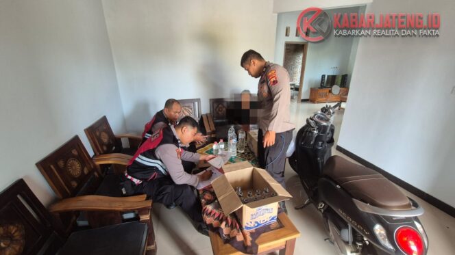
					Polisi Amankan Ratusan Botol Miras dalam Razia di Wilayah Jepara Utara