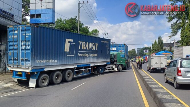 
					Truk Trailer Bermuatan Biji Plastik Alami Kendala, Jalur Utama Ungaran-Bawen Sempat Tersendat