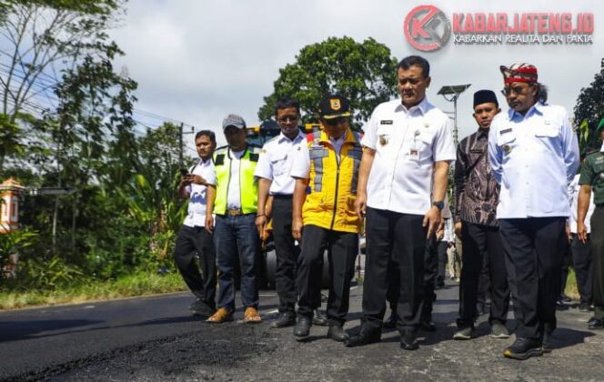 
					Gubernur Jateng Tinjau Perbaikan Jalan Parakan-Patean, Respon Cepat Atas Keluhan Warga