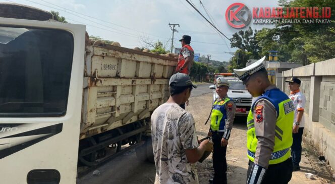 
					Truk Material Tanpa Penutup Timbulkan Bahaya, Polres Jepara Lakukan Penindakan