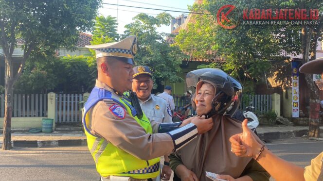 
					Polres Jepara Berikan Hadiah kepada Pengendara Tertib sebagai Bagian dari Operasi Patuh Candi 2025
