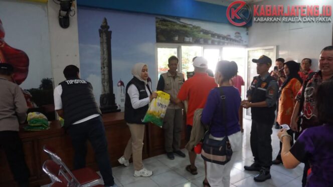 
					Polrestabes Semarang Salurkan 1 Ton Beras dalam Program Gerakan Pangan Murah di Brumbungan