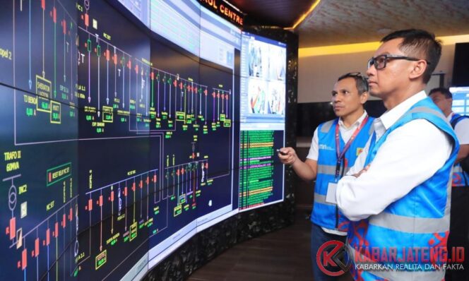 
					Direktur Utama PLN, Darmawan Prasodjo saat mendampingi petugas melakukan monitoring sistem kelistrikan secara digital