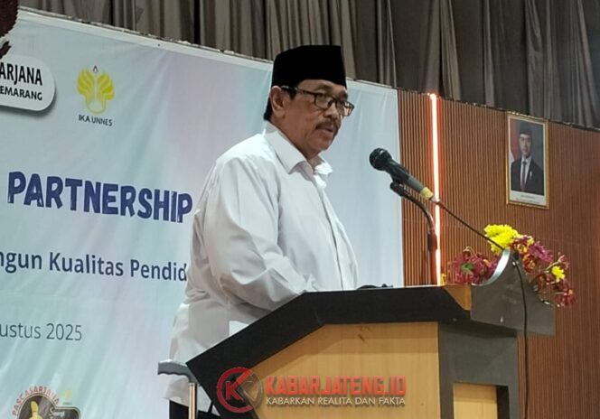 
					Ketua Umum DPP IKA UNNES Dr Drs Budiyanto, SH, M.Hum saat acara pelantikan pengurus IKA SPs UNNES periode 2025-2030 di hotel UTC Semarang