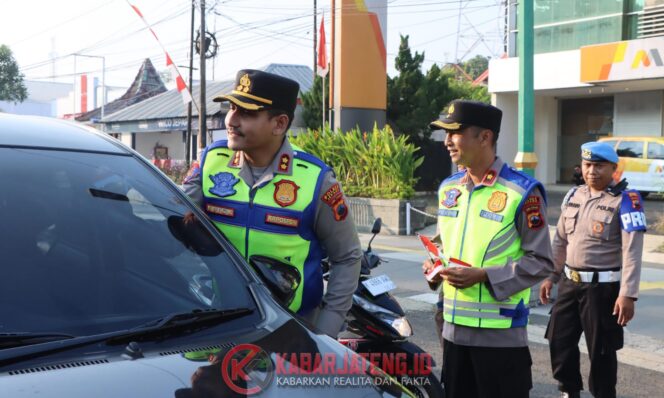 
					Polres Jepara Gencarkan Semangat Nasionalisme Lewat Pembagian Bendera Merah Putih Jelang HUT RI ke-80