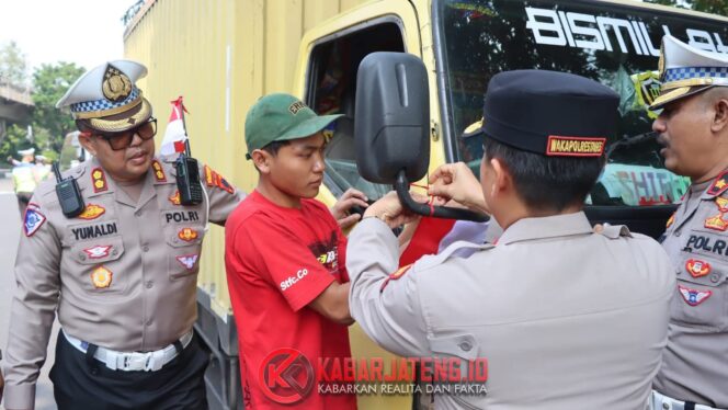 
					Polrestabes Semarang Bagikan Ratusan Bendera Merah Putih kepada Pengemudi di Jalan Arteri Yos Sudarso