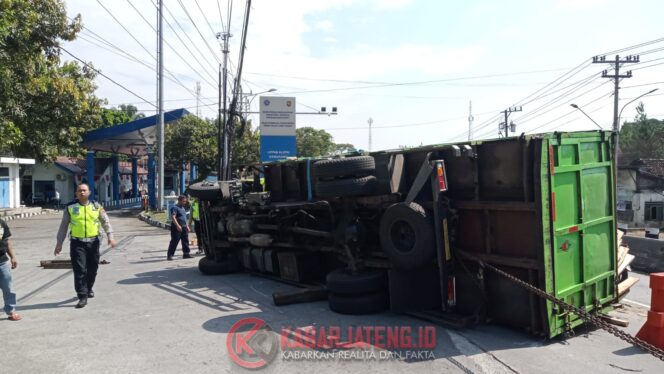 
					Truk Kayu Terguling di Depan Jembatan Timbang Klepu, Arus Lalu Lintas Sempat Tersendat