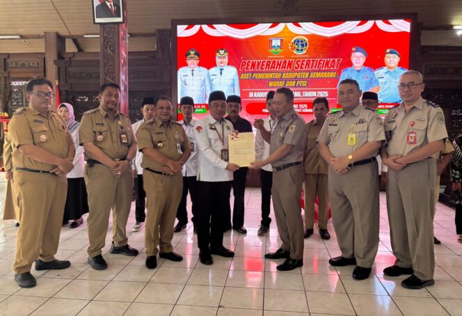 
					BPN Jateng Serahkan Ribuan Sertipikat Tanah di Kabupaten Semarang