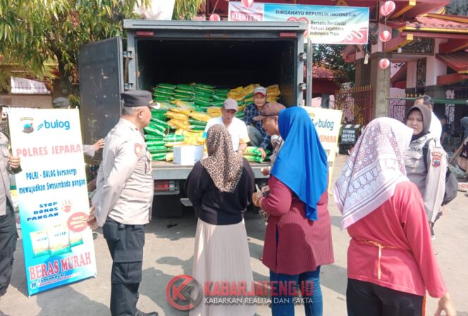 
					Polres Jepara Gandeng Bulog Gelar Gerakan Pangan Murah, Ribuan Kilogram Beras Diserbu Warga