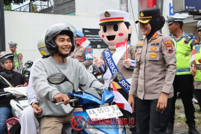 
					Semarak Kemerdekaan, Polres Semarang Bagikan Ribuan Bendera Merah Putih kepada Pengguna Jalan