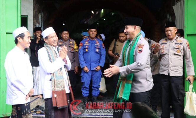
					Kapolres Jepara Bersilaturahmi ke Ponpes Darul Falah Amtsilati, Ajak Santri Jauhi Tawuran dan Perkuat Syukur