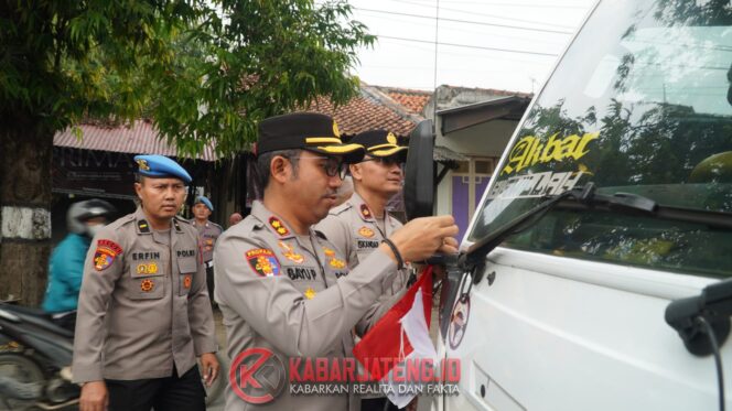 
					Polres Tegal Bagikan Bendera Merah Putih kepada Pengguna Jalan dalam Rangka HUT RI ke-80