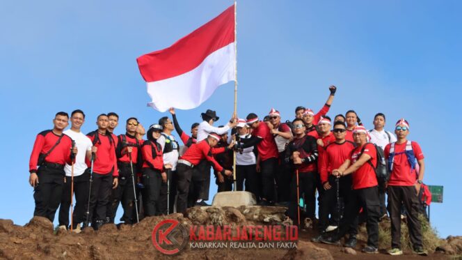 
					Semarak HUT ke-80 RI, Polres Semarang Kibarkan Merah Putih di Puncak Gunung Ungaran