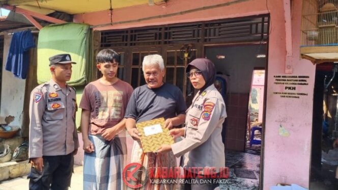 
					Polres Pekalongan Kota Salurkan Bantuan Program BATIK untuk Korban Kebakaran dan Warga Kurang Mampu