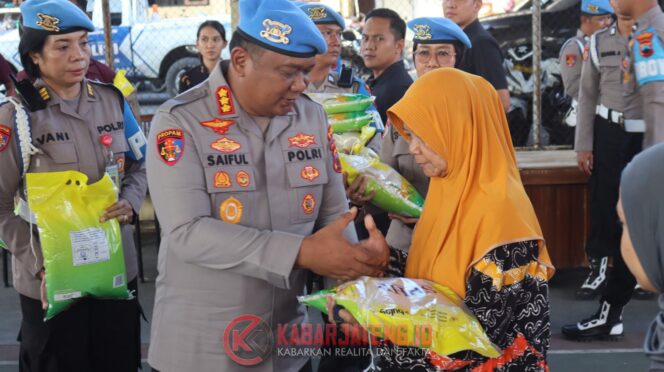 
					Atasi Kenaikan Harga Sembako, Bidpropam Polda Jateng Bersama Polres Kendal Gelar Operasi Pangan Murah