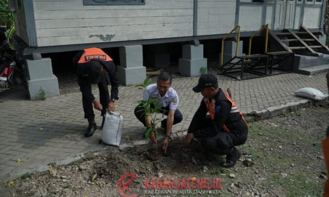 
					158 Tahun Jalur KA Pertama, KAI Rayakan Sejarah dengan Penanaman Pohon sebagai Simbol Peran KA dalam Angkutan Hasil Bumi