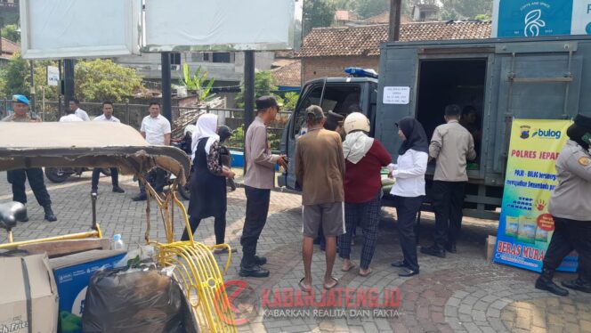 
					Polres Jepara dan Bulog Hadirkan Beras Murah, Ratusan Warga Antusias