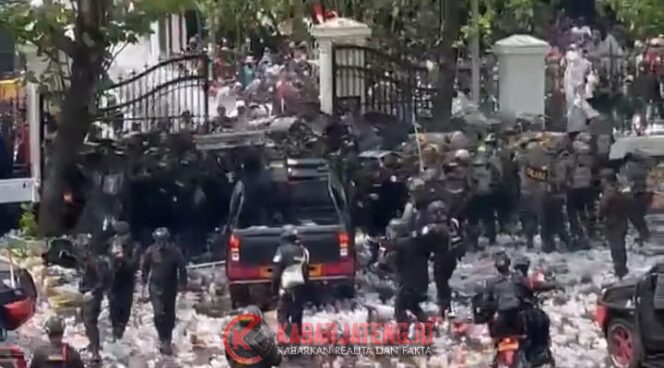 
					Eskalasi Aksi di Pati Memanas, Peserta Demo Lempar Botol ke Arah Petugas