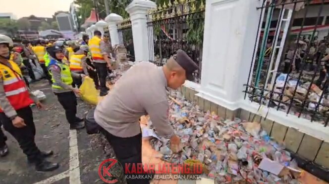 
					Polisi dan Polwan di Pati Lakukan Aksi Bersih-Bersih Usai Unjuk Rasa