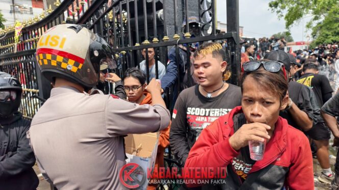
					Polresta Pati Tunjukkan Kepedulian, Bagikan Air Minum untuk Peserta Unjuk Rasa