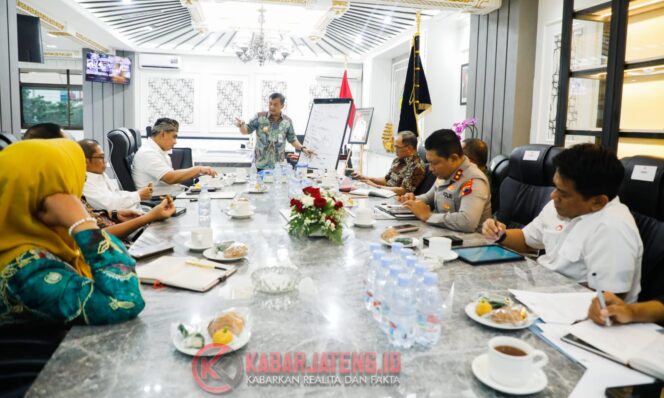 
					Gubernur Jateng Tegaskan Hak Angket DPRD Pati Harus Dihormati