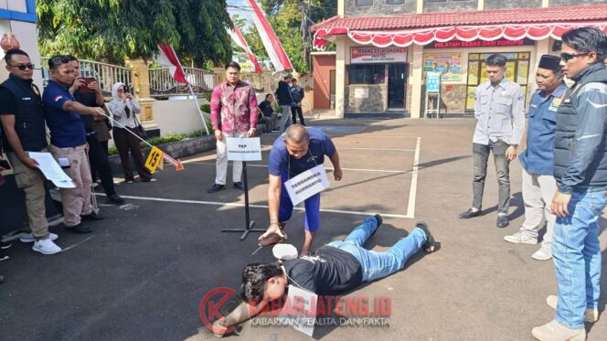 
					Polres Purbalingga Gelar Rekonstruksi Kasus Pembunuhan di Desa Baleraksa