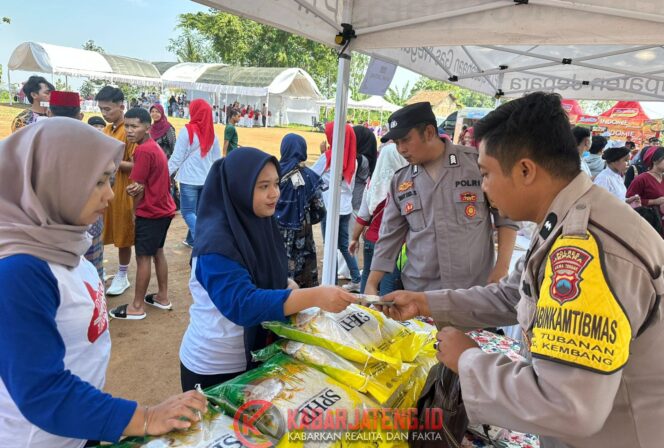 
					Polres Jepara Bersama Bulog Salurkan 20 Ton Beras Murah Lewat Gerakan Pangan Murah