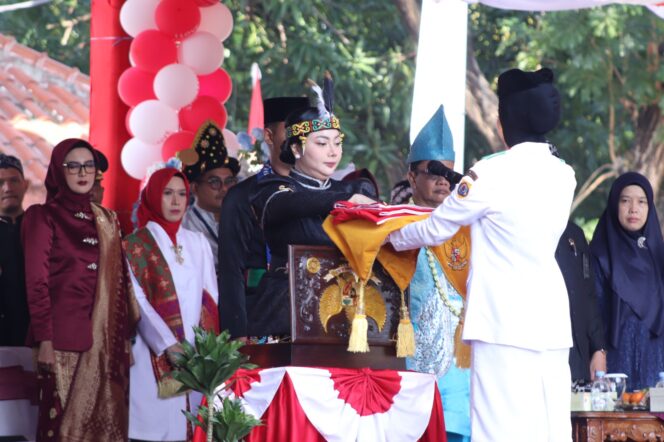 
					Pimpin Upacara HUT RI, Bupati Brebes Kenakan Pakaian Adat Kalimantan
