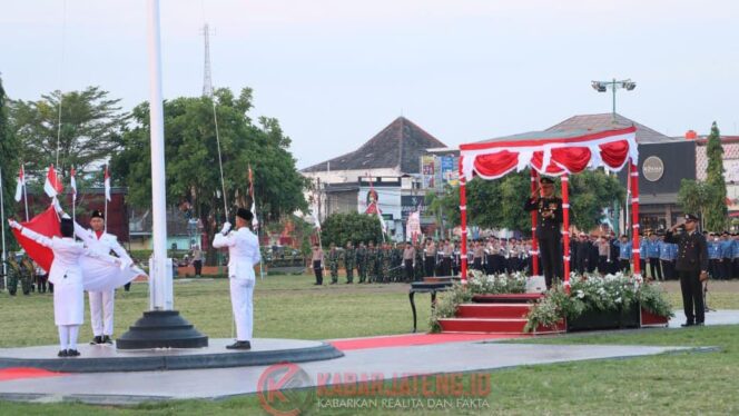 
					Kapolres Demak Pimpin Upacara Penurunan Bendera HUT ke-80 RI