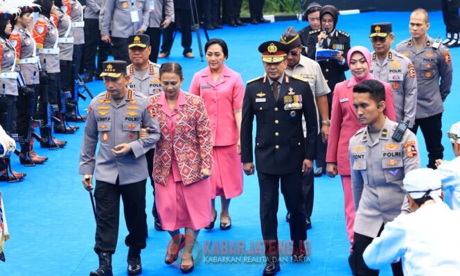 
					Kapolri Pimpin Acara Pengantar Purna Tugas Komjen (Purn) Ahmad Dofiri