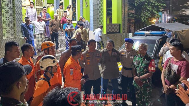 
					Badai Terjang Perairan Tanjung Emas, 12 Pemancing Terjebak: 3 Hilang, 3 Ditemukan Tewas