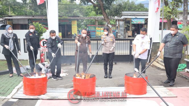 
					Kapolres Semarang Hadiri Pemusnahan Barang Bukti, Tekankan Pentingnya Pencegahan Tindak Pidana