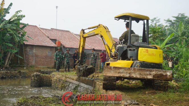 
					Kodim 0736/Batang Kerahkan Excavator Bersihkan Sungai Pucung Jetis untuk Antisipasi Banjir