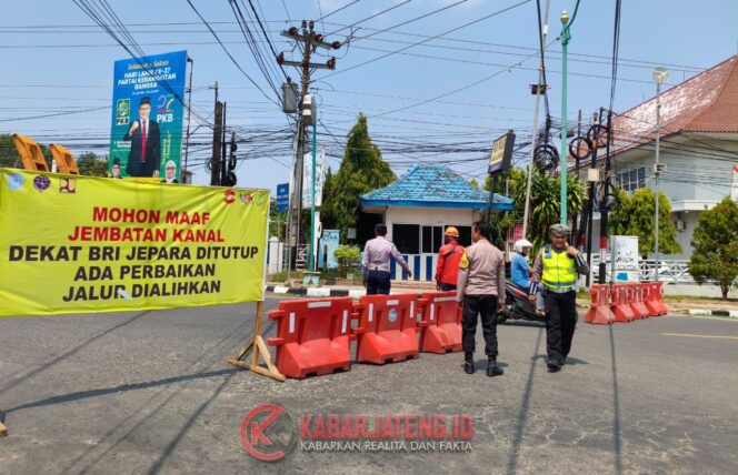 
					Jembatan Kanal Timur DPRD Jepara Dibongkar, Polisi Imbau Warga Patuhi Rekayasa Lalu Lintas