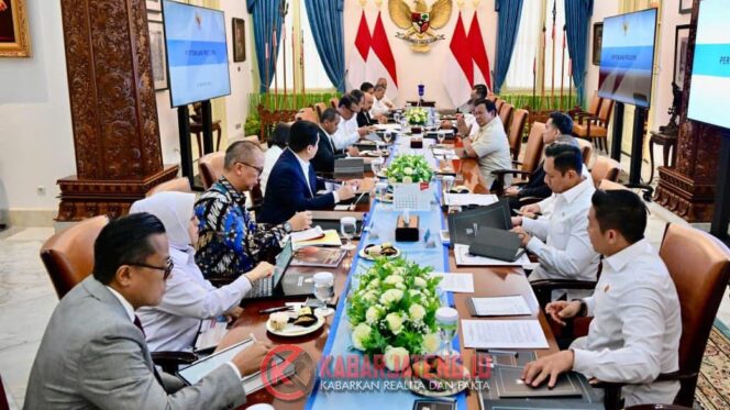 
					Presiden Prabowo Pimpin Ratas Bahas Ekonomi 2025 dan Arah Kebijakan 2026