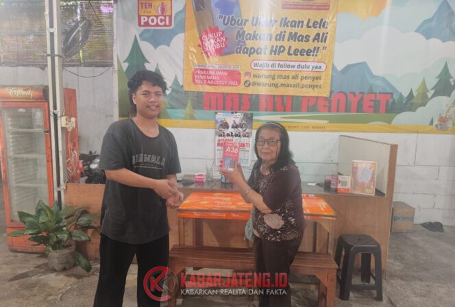 
					Perwakilan Warung Makan Mas Ali menyerahkan hadiah handphone kepada Bu Kuat warga Wonodri Krajan yang berhasil memenangkan undian berhadiah 