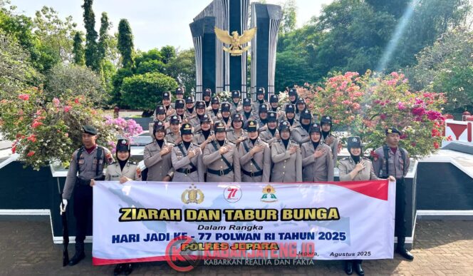 
					Polwan Polres Jepara Peringati HUT ke-77 dengan Ziarah ke TMP Giri Dharma