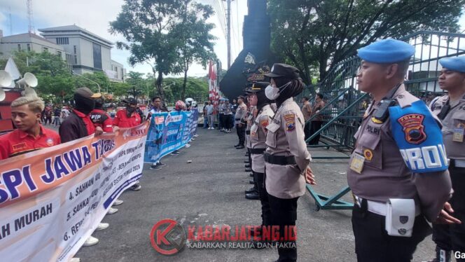 
					Hadapi Aksi Tertib Kaum Buruh, Polda Jateng Kedepankan Tim Negosiator dan Dalmas Tanpa Tameng