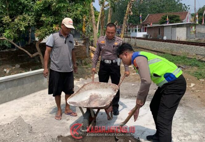 
					Polres Wonogiri dan Warga Pasang Polisi Tidur di Perlintasan KA Tanpa Palang Pintu
