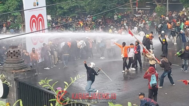 
					Unjuk Rasa Ricuh di Depan Mapolda Jateng, Polisi Ambil Langkah Tegas Bubarkan Massa