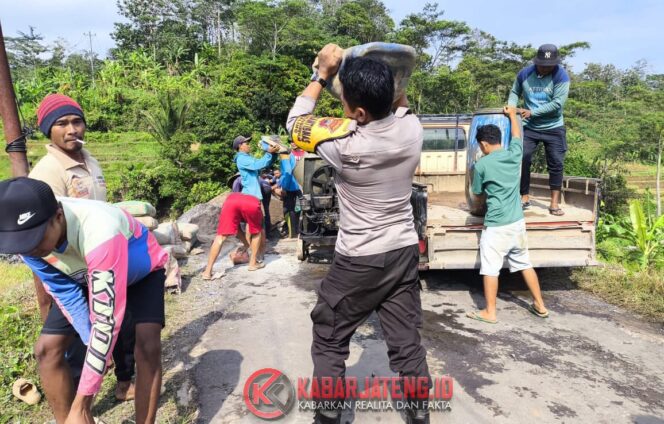 
					Polisi dan Warga Damarwulan Kompak Gelar Kerja Bakti Pengecoran Jalan Desa