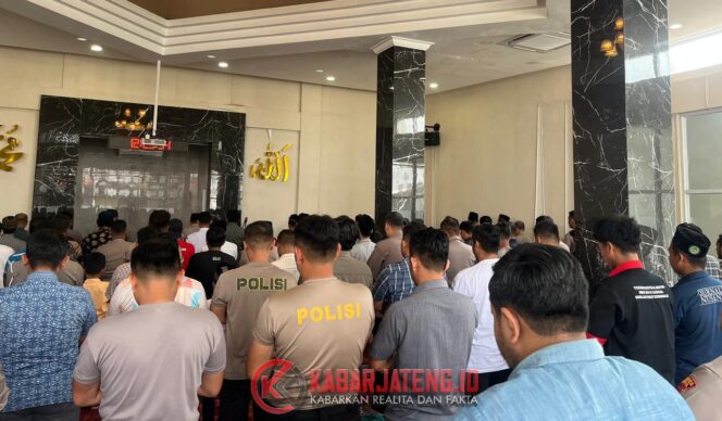 
					Suasana Khidmat Sholat Ghaib di Polres Kendal untuk Korban Insiden Demo